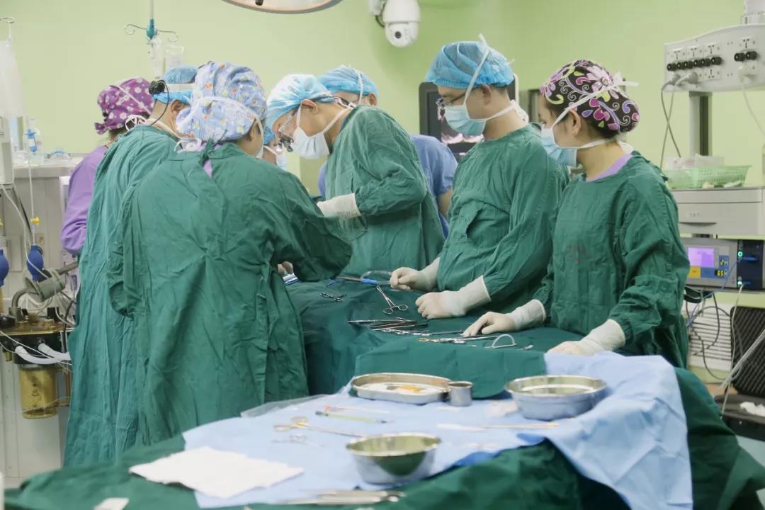 名心脏病患儿开展手术,帮助他们过上健康的生活.